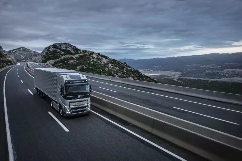 Volvo's new FH16 heavy truck 750 horsepower 6X4 tractor
