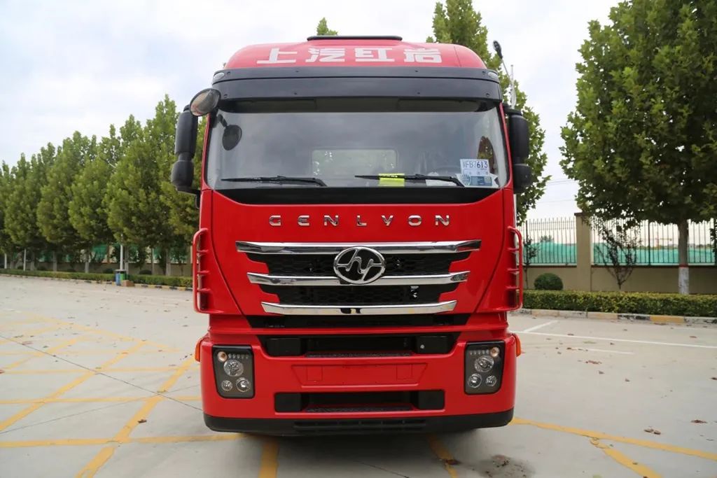SAIC Hongyan M500 heavy truck 430 horsepower 6X4 tractor