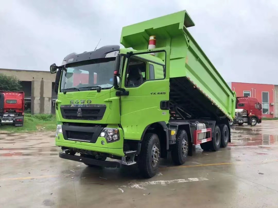 SINOTRUK HOWO TX heavy truck 400 horsepower 8X4 5.6m dump truck