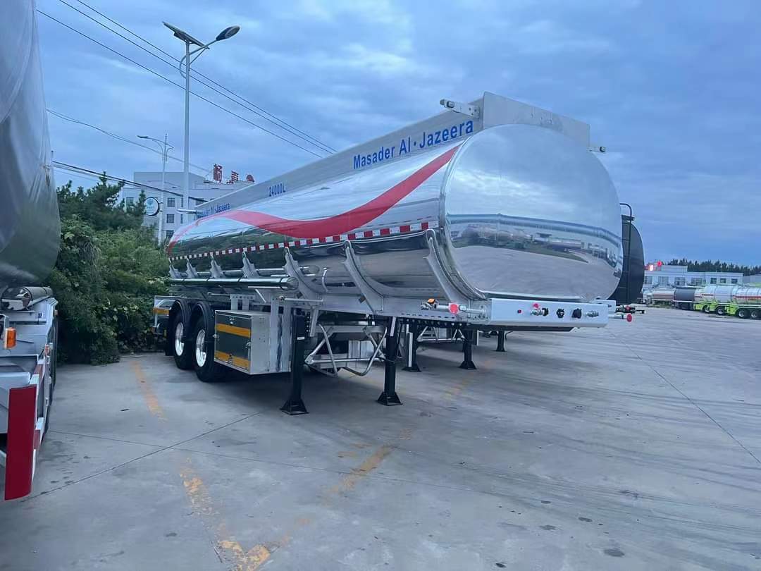 32.8 cubic meter oil tank transport semi-trailer
