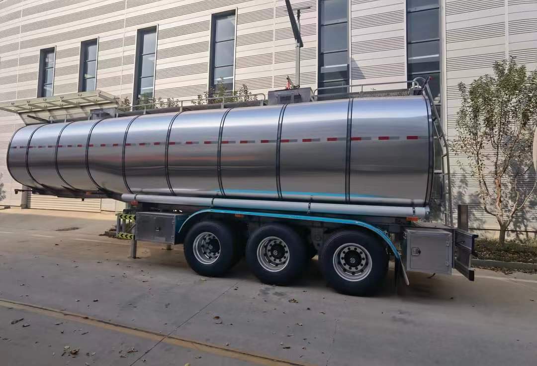 32.8 cubic meter oil tank transport semi-trailer