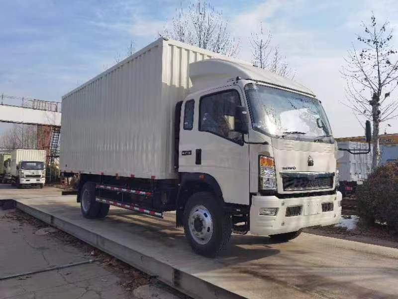 SINOTRUK HOWO 160 HP 4.15m AT single row box light truck