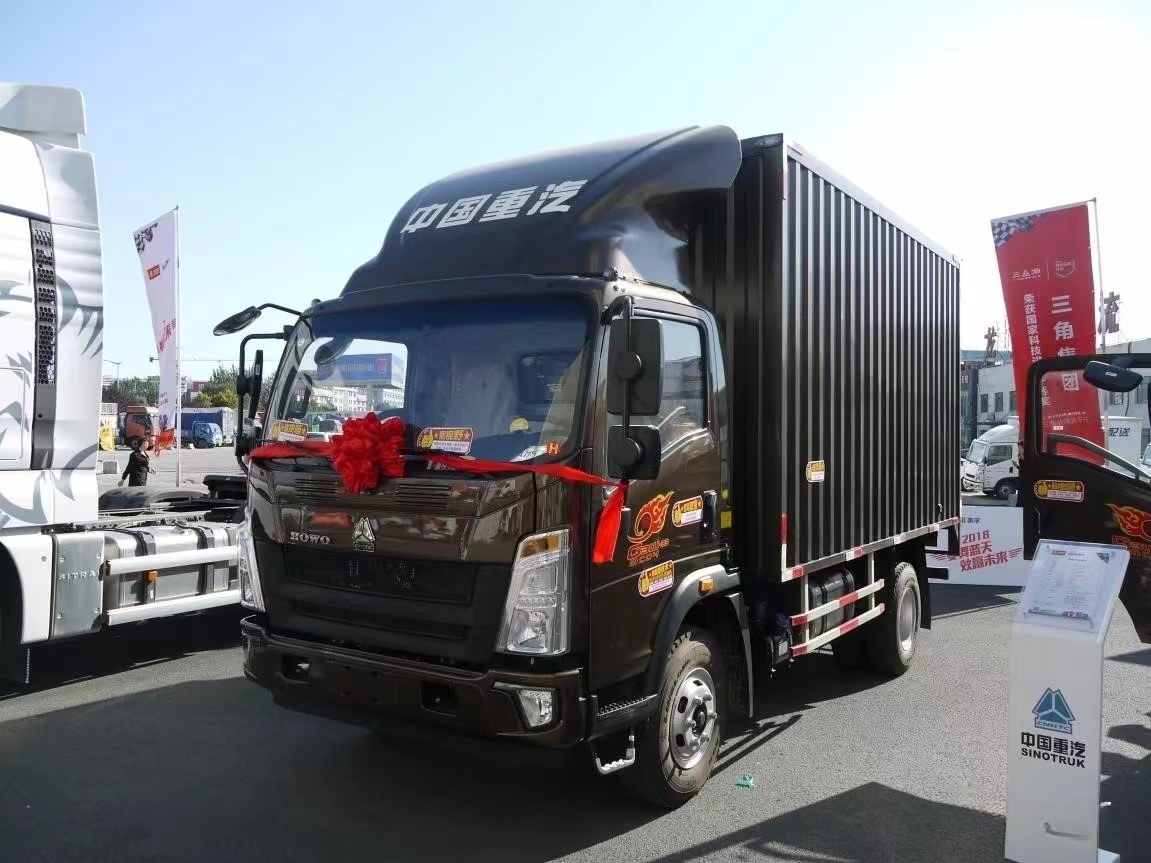 SINOTRUK HOWO Titan 150 HP 4.15m single side panel light truck