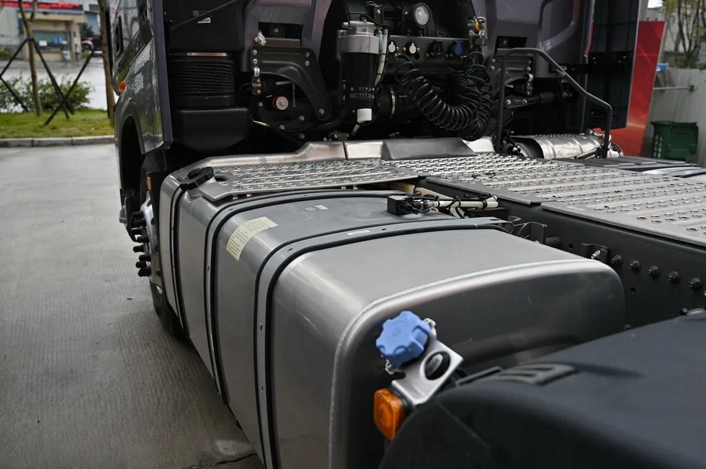SINOTRUK HOWO TX heavy truck 400 horsepower 4X2 tractor