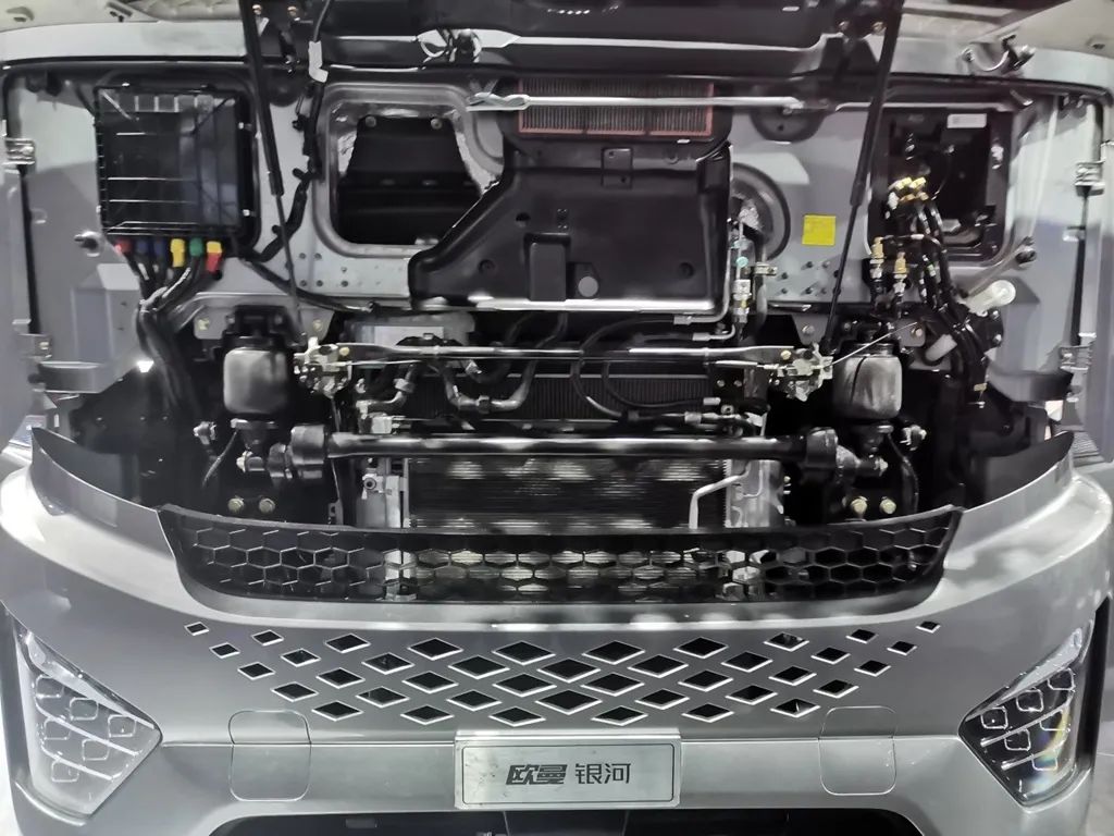 Foton Auman EST Star Edition 520HP 6X4 AMT Automatic Transmission Tractor Truck 