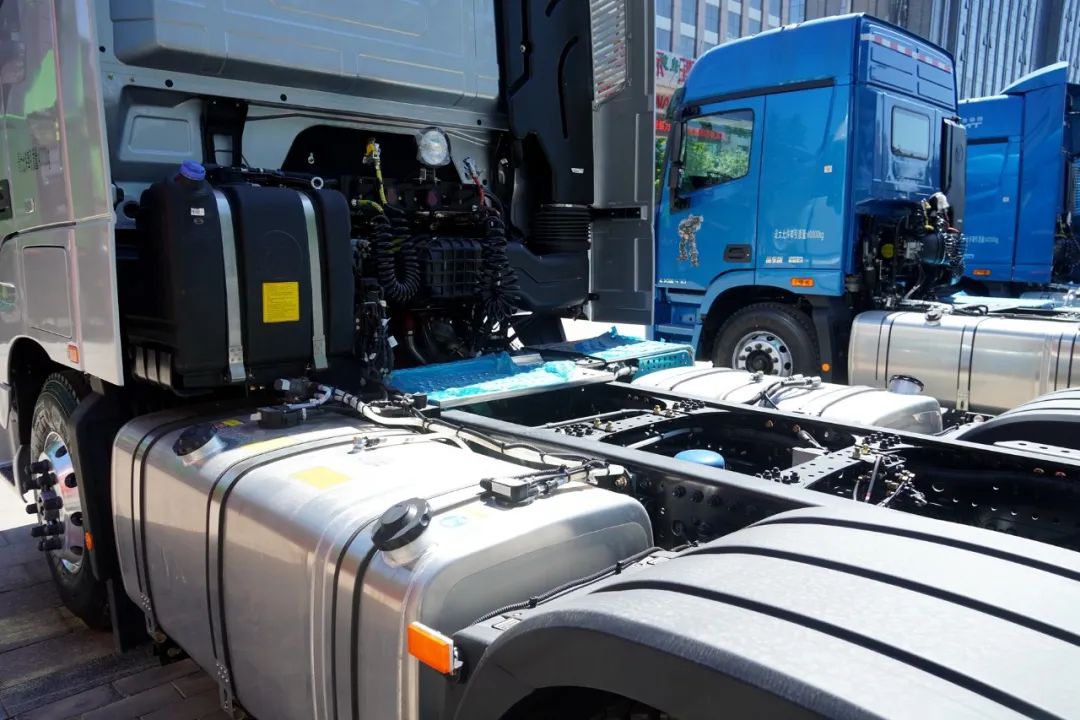 Foton Auman EST Star Edition 520HP 6X4 AMT Automatic Transmission Tractor Truck 