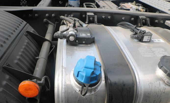 Qingdao FAW JH6 heavy truck 680 horsepower 6X4 AMT automatic transmission tractor