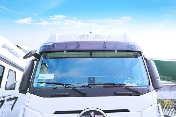 FAW Jiefang J7 heavy truck 560 horsepower 4X2 AMT automatic transmission tractor 