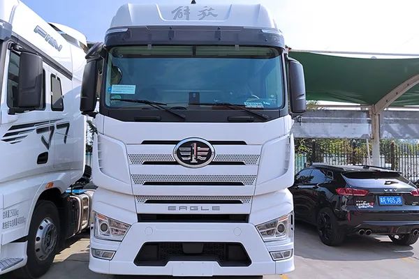 FAW J7 Chuangling version 700 horsepower 6X4 AMT automatic transmission tractor 