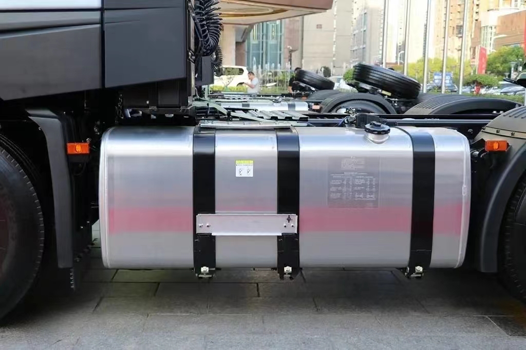 JAC Q7 heavy truck 560 horsepower 6X4 AMT automatic tractor