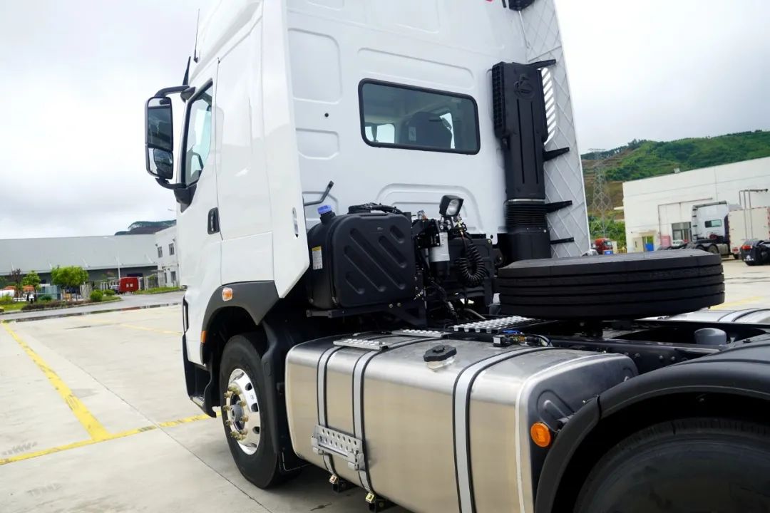 Dongfeng Liuqi Chenglong H7 heavy truck 600 horsepower 6X4 AMT automatic transmission tractor 