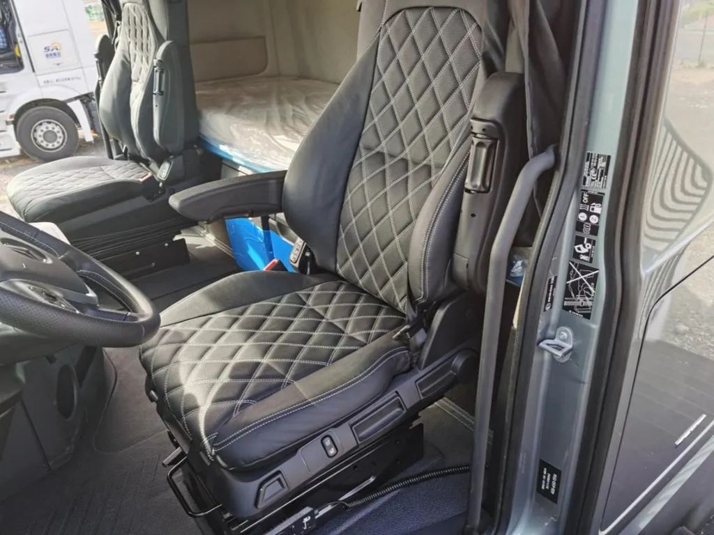 Mercedes-Benz Actros heavy truck 530HP 6X4 AMT automatic transmission tractor