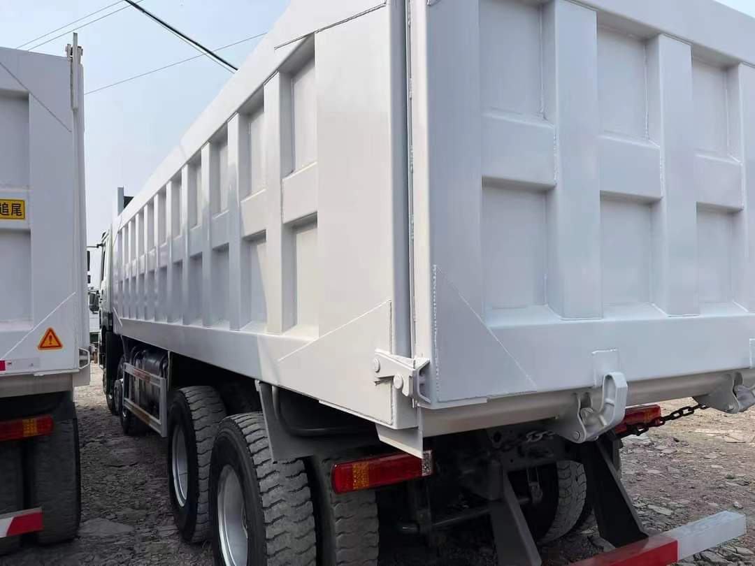 Sinotruk Haohan N6G heavy truck 380 horsepower 8X4 5.6m dump truck