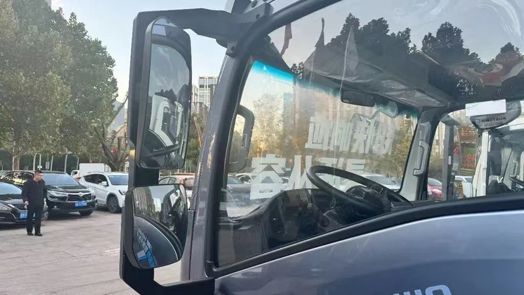 SINOTRUK HOWO 160 HP Single Row Van Light Truck