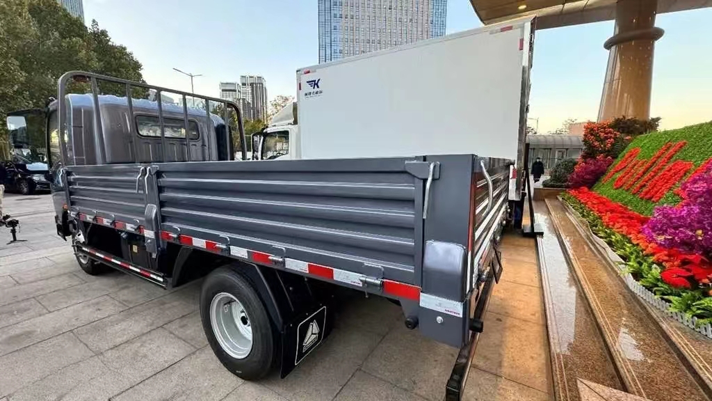 SINOTRUK HOWO 160 HP Single Row Van Light Truck