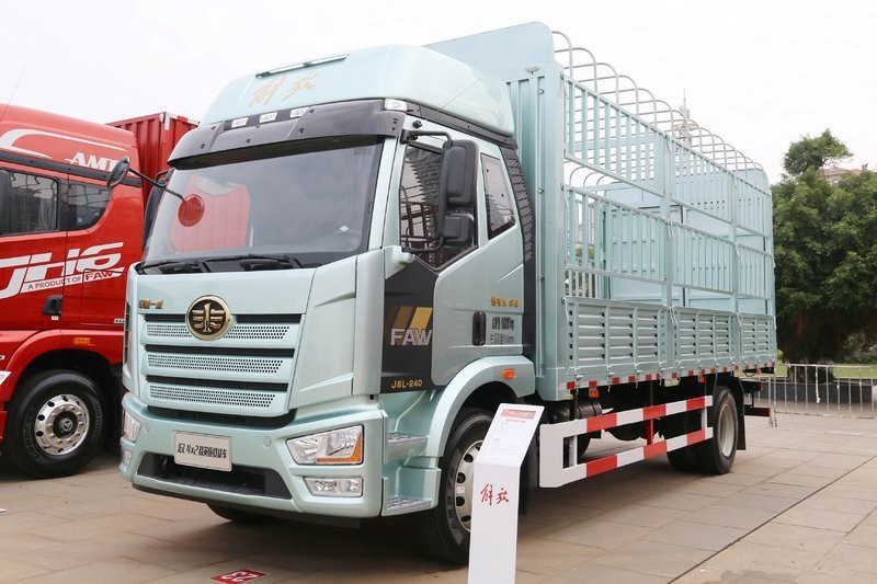FAW Jiefang J6L medium truck classic version 260 horsepower 4X2 9.75 meter van