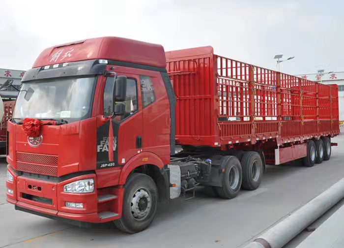 The high-rail semi-trailer ordered by Cambodian customers transports fruits