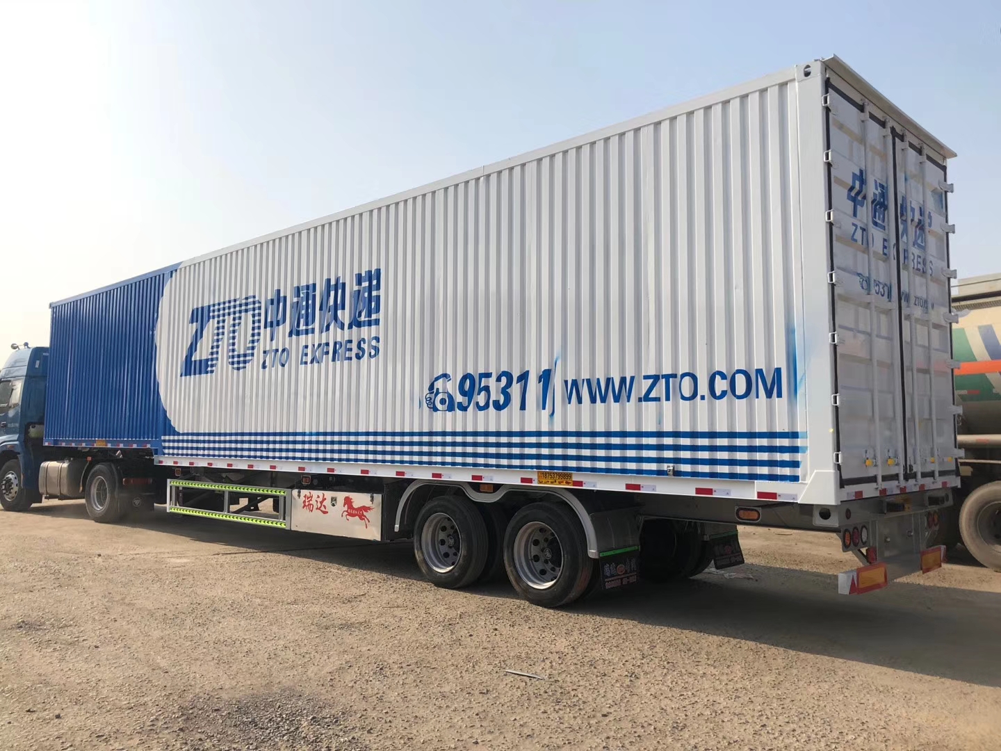 Box semi-trailer transportation and express delivery ordered by Indian customers