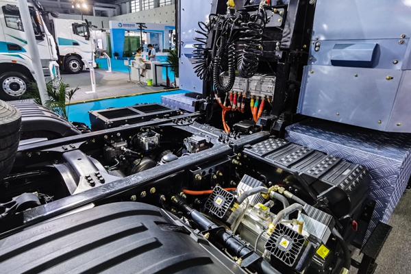 Dongfeng Commercial Vehicle Tianlong KL standard load version 6X4 pure electric battery swap tractor