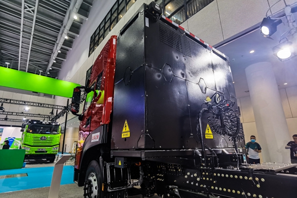 Dongfeng Commercial Vehicle Tianlong KL 6X4 pure electric battery swap tractor