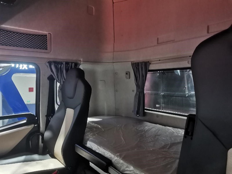 Dongfeng Commercial Vehicle Tianlong KL 6X4 pure electric battery swap tractor