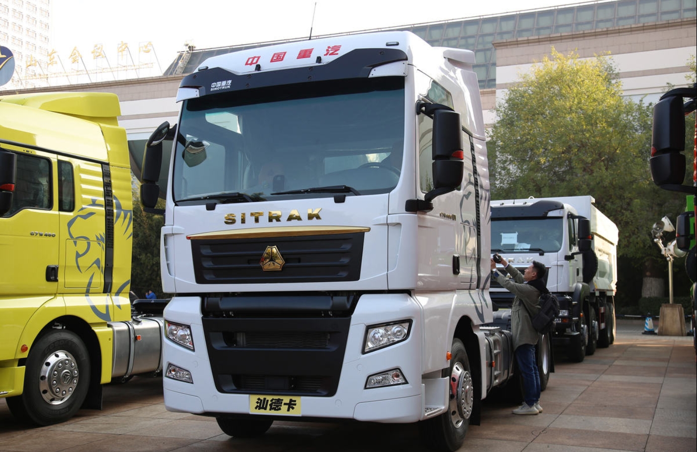 SITRAK C7H 540 - Horsepower Tractor Shines