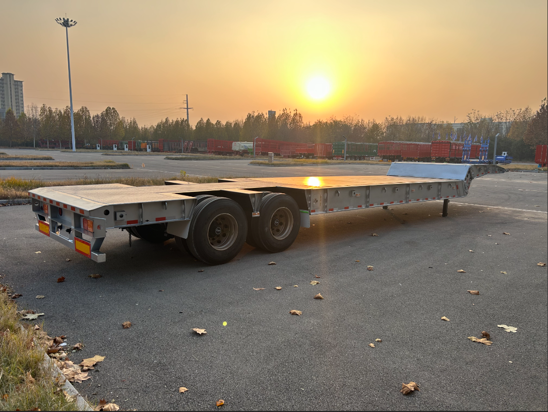  The two-axle low-bed semi-trailer ordered by the Saudi Arabian customer has a detachable gooseneck.