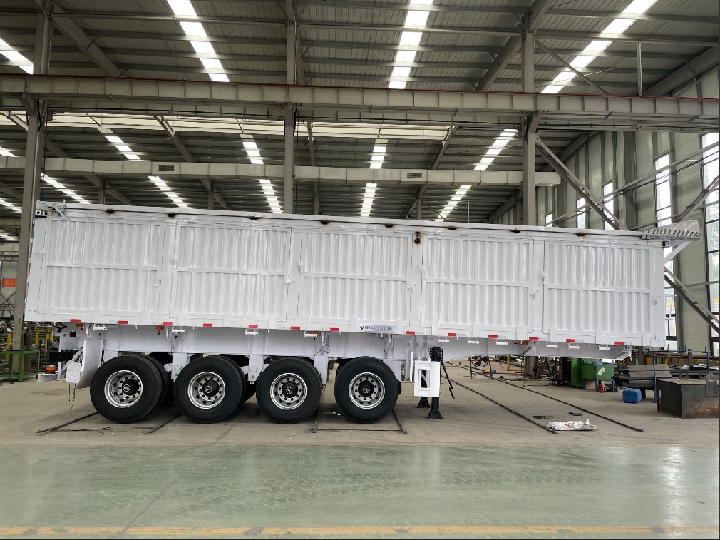 The four-axle side-tipping dump truck with an electric tarpaulin is ready for shipment to Algeria