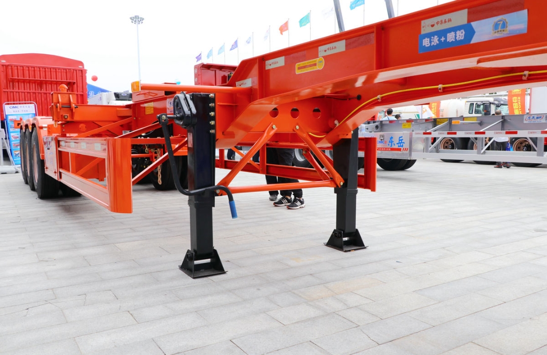 The skeleton semi-trailer ordered by the Nigerian customer is on display at the exhibition