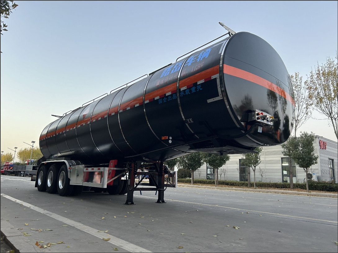 The asphalt tank trucks ordered by the Tanzanian client are used for road construction