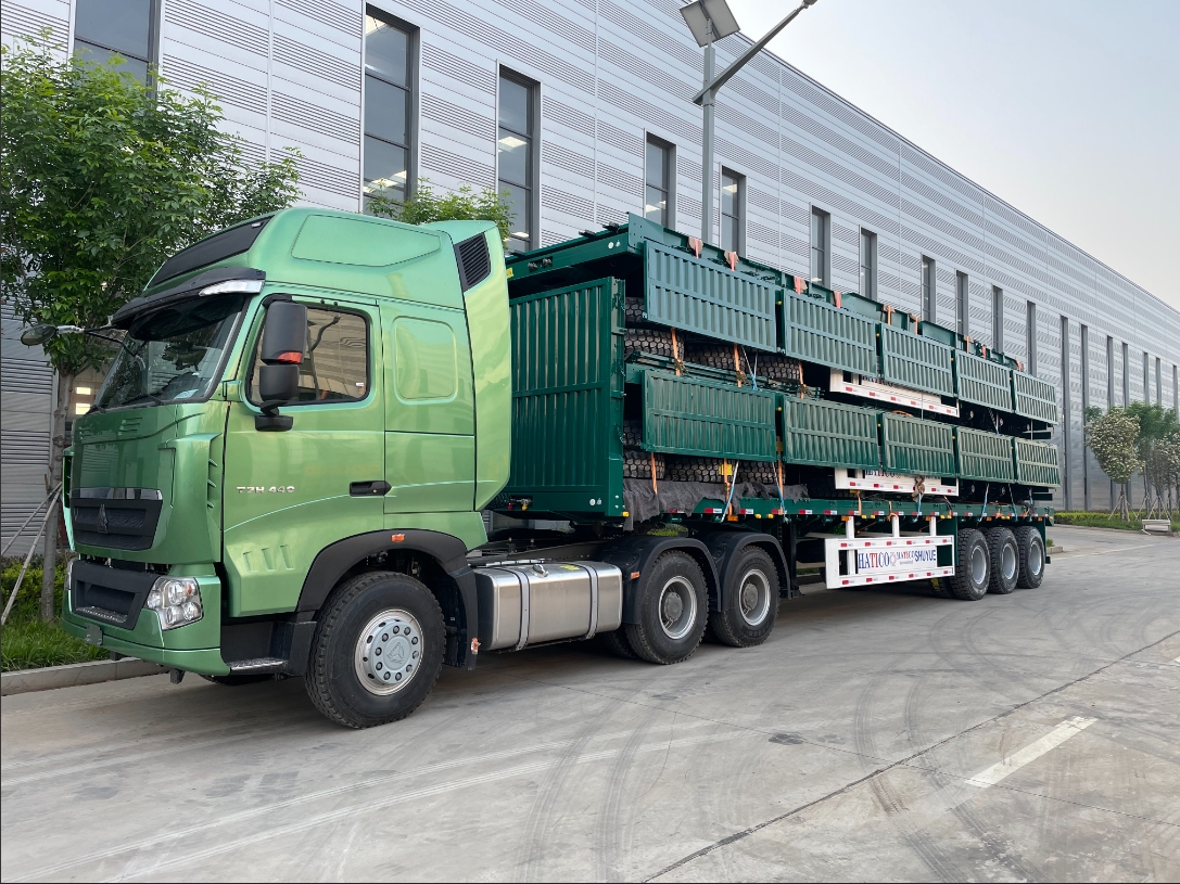 The three-axle warehouse fence semi-trailer ordered by the Vietnamese customer is ready for dispatch.