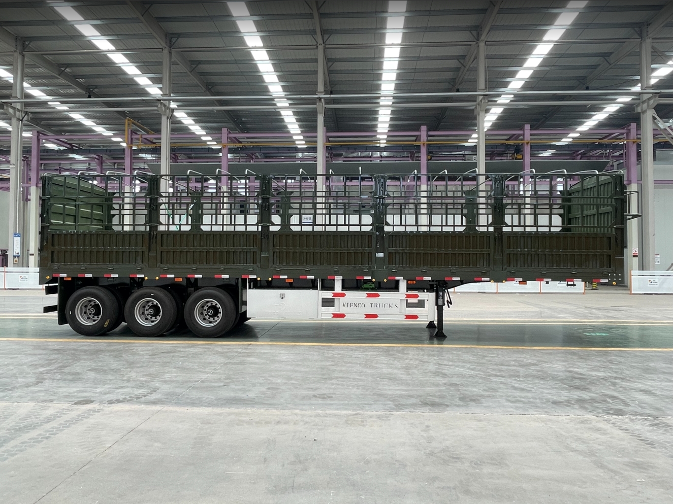The three-axle stake semi-trailer shipped to Hanoi, Vietnam is used for vegetable transportation