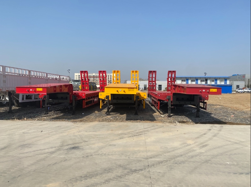 The low-bed semi-trailer ordered by the Algerian customer is used for transporting excavators.