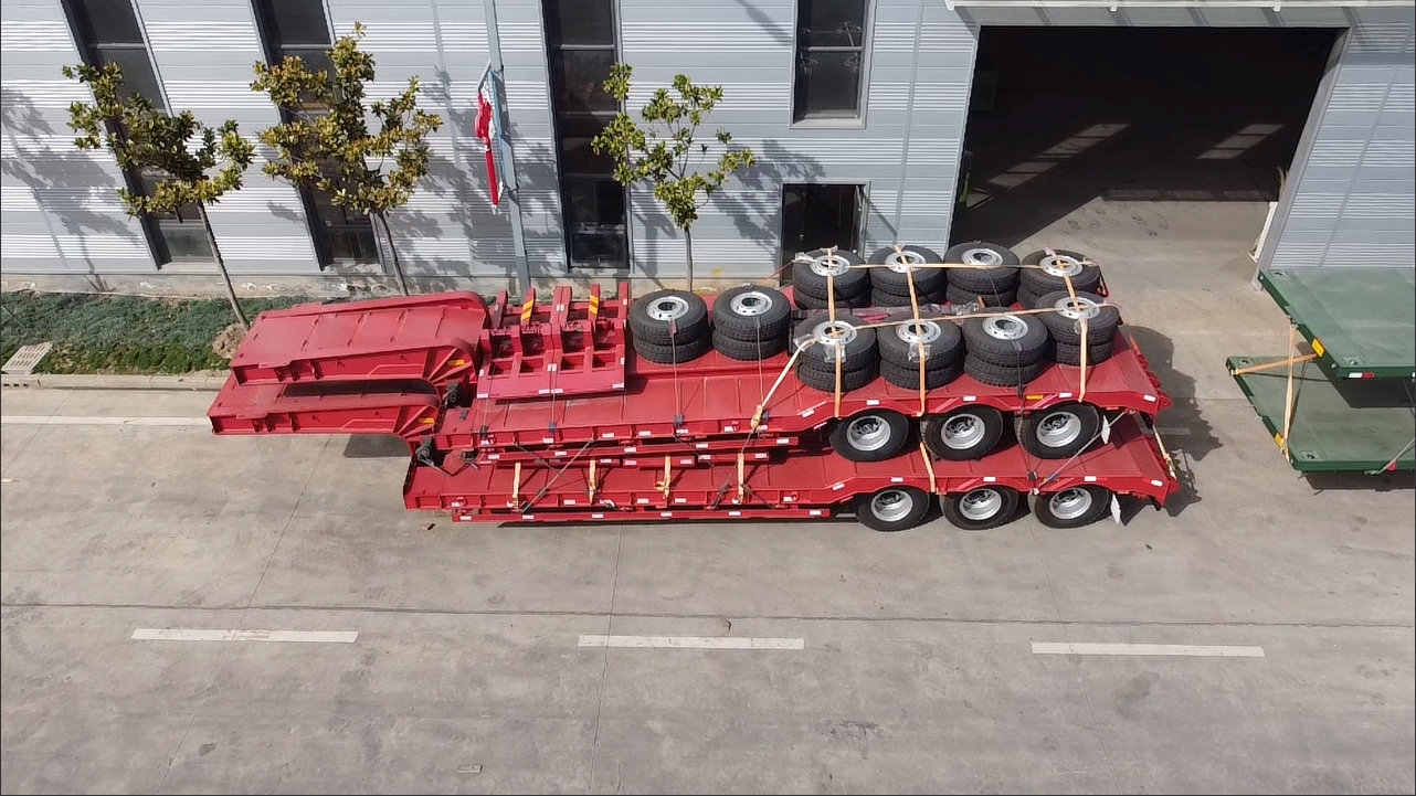 The three-axle low-bed semi-trailer ordered by the Algerian customer is used for transporting excavators