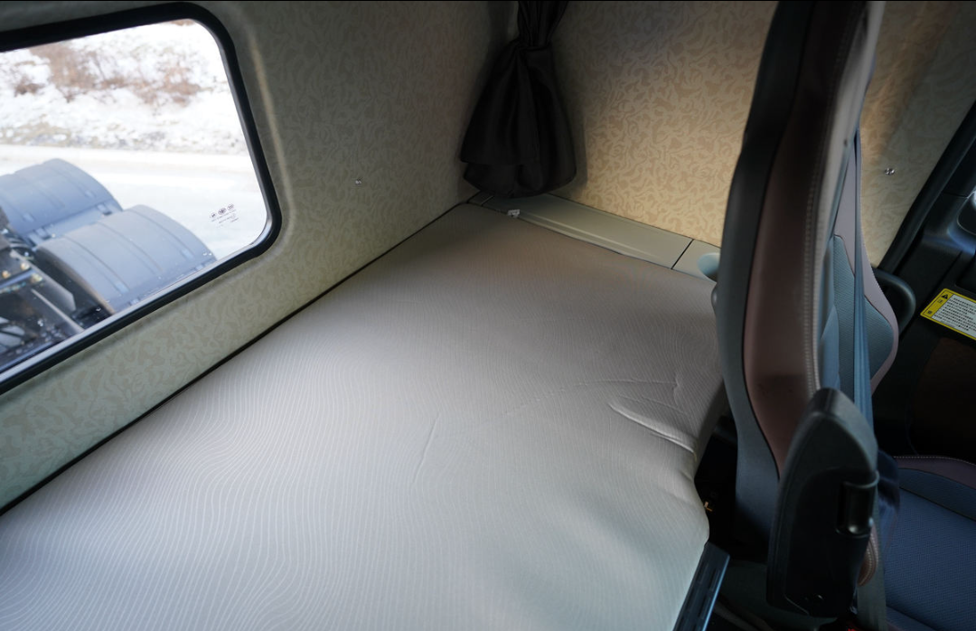 Jiefang J7 Navigation Edition Four Seasons 12.5L Diesel 600 Horsepower 6X4 ZF 12-speed AMT Automatic Transmission Tractor