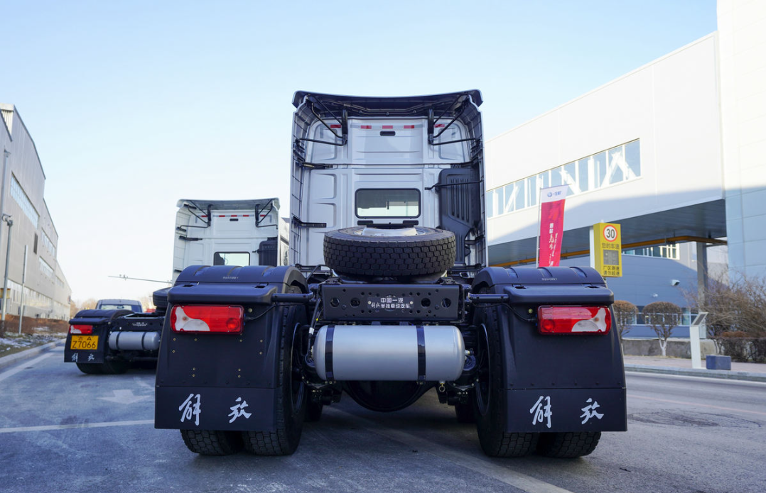 Jiefang J7 Navigation Edition Four Seasons 12.5L Diesel 600 Horsepower 6X4 ZF 12-speed AMT Automatic Transmission Tractor