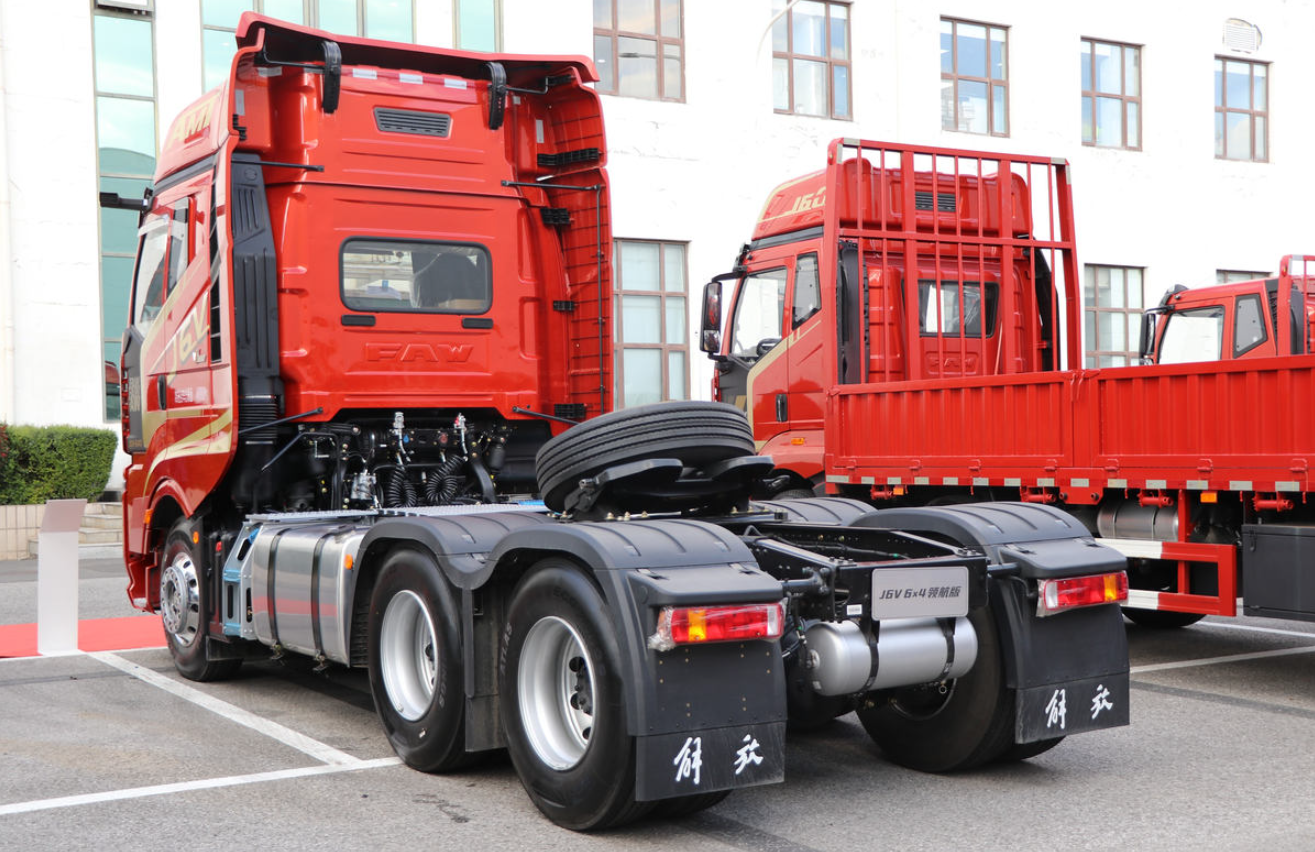 J6V Elite Edition Four Seasons 13.2L CNG 530 Horsepower 6X4 One-Second Gear First Automobile Jiefang High-Top Tractor