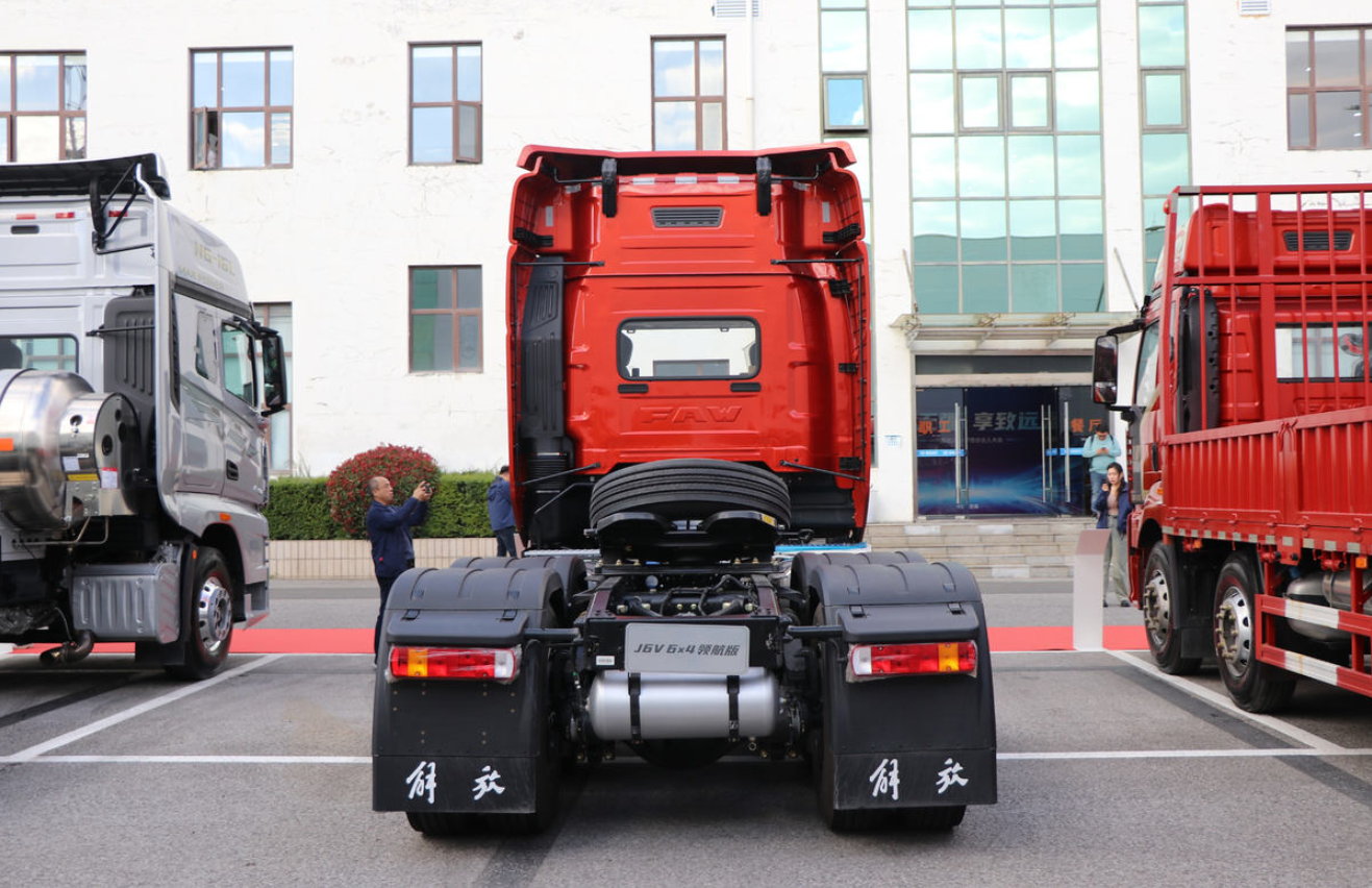 J6V Elite Edition Four Seasons 13.2L CNG 530 Horsepower 6X4 One-Second Gear First Automobile Jiefang High-Top Tractor