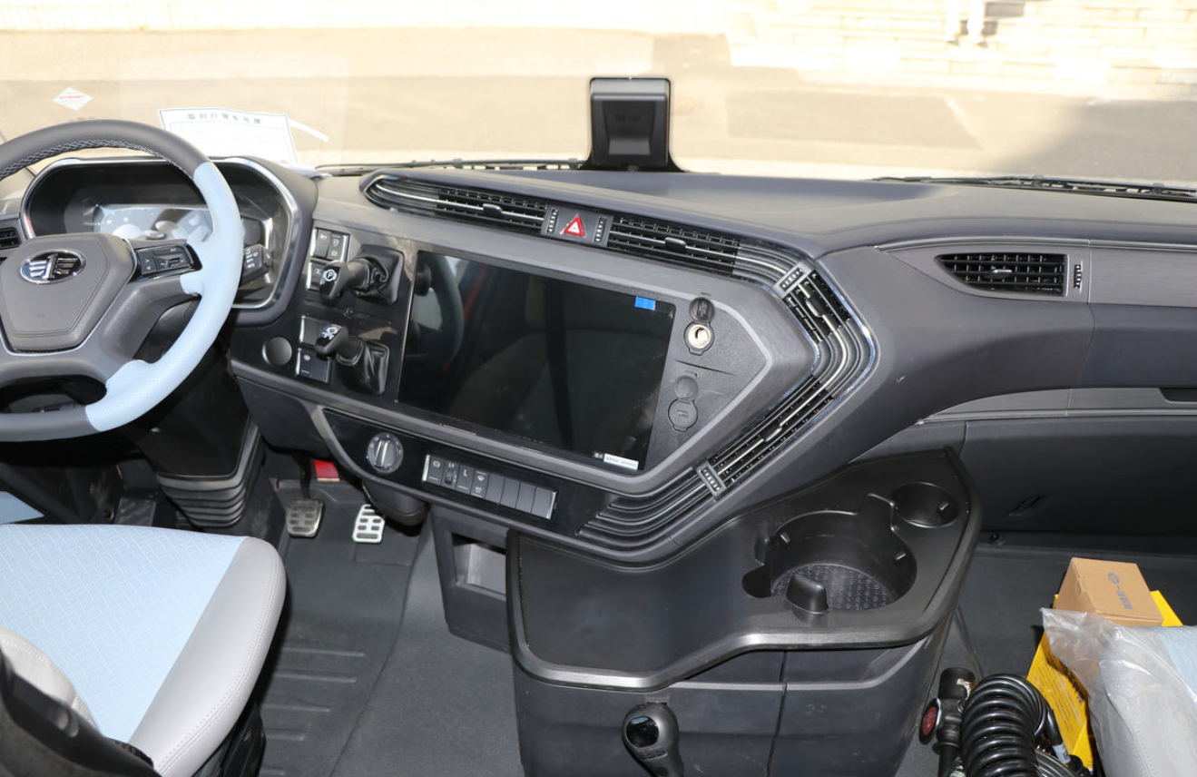 J6V Elite Edition Four Seasons 13.2L CNG 530 Horsepower 6X4 One-Second Gear First Automobile Jiefang High-Top Tractor