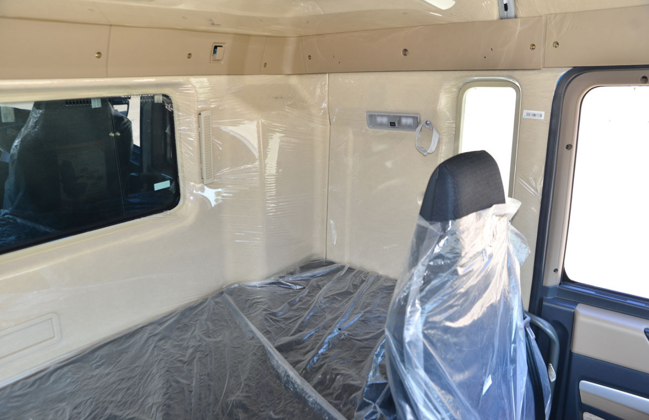 China Heavy-Duty HOWO TX EV truck with a standard load version 25T 6X4 pure electric tractor 600kWh