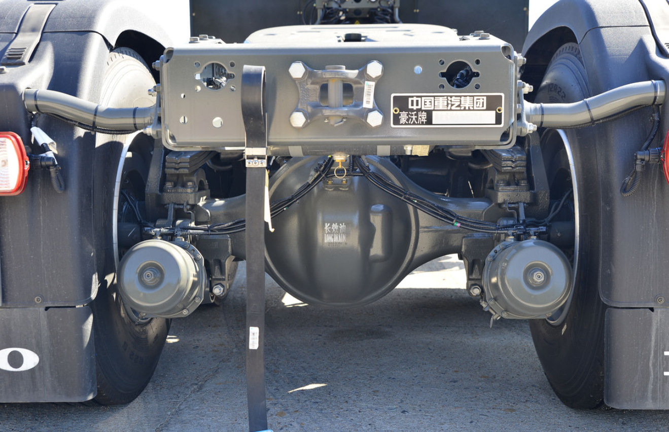 China Heavy-Duty HOWO TX EV truck with a standard load version 25T 6X4 pure electric tractor 600kWh