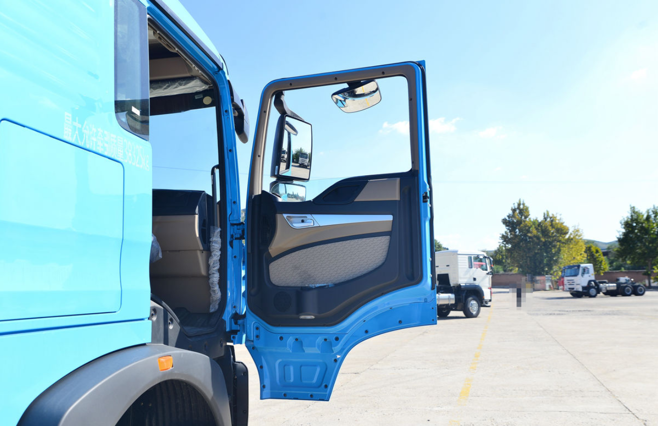 China Heavy-Duty HOWO TX EV truck with a standard load version 25T 6X4 pure electric tractor 600kWh