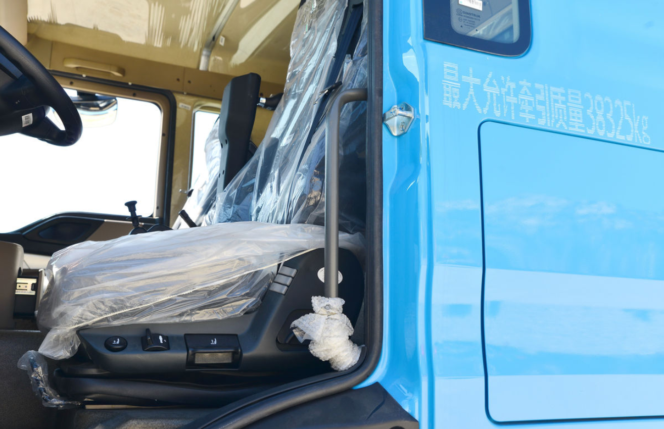 China Heavy-Duty HOWO TX EV truck with a standard load version 25T 6X4 pure electric tractor 600kWh