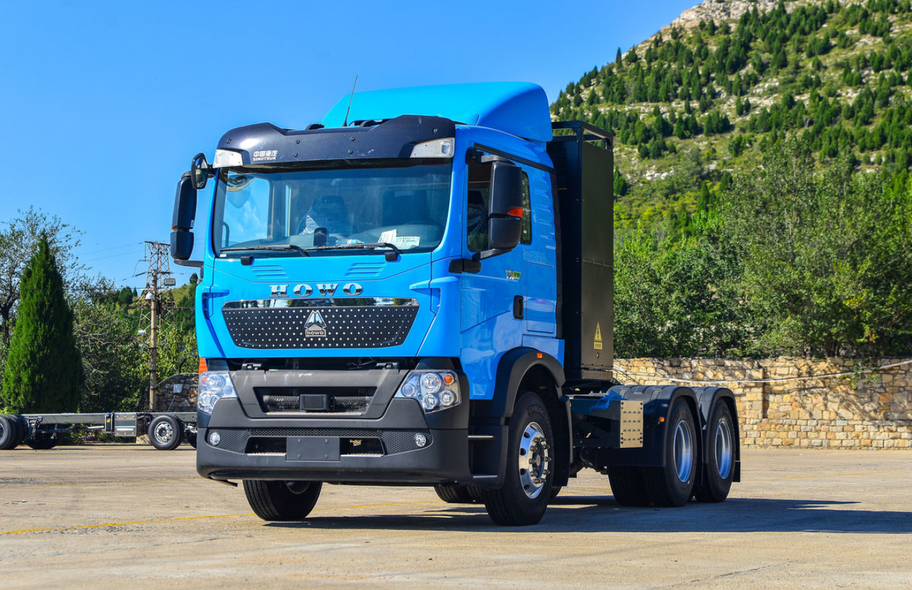 China Heavy-Duty HOWO TX EV truck with a standard load version 25T 6X4 pure electric tractor 600kWh