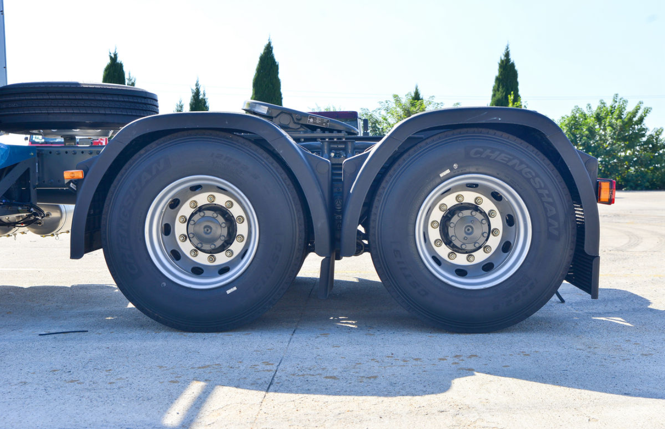 China Heavy-Duty HOWO TX EV truck with a standard load version 25T 6X4 pure electric tractor 600kWh